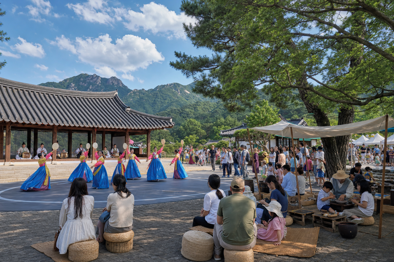 삼각산 자락 야외광장에서 전통예술 공연을 보는 관객들의 대표 이미지