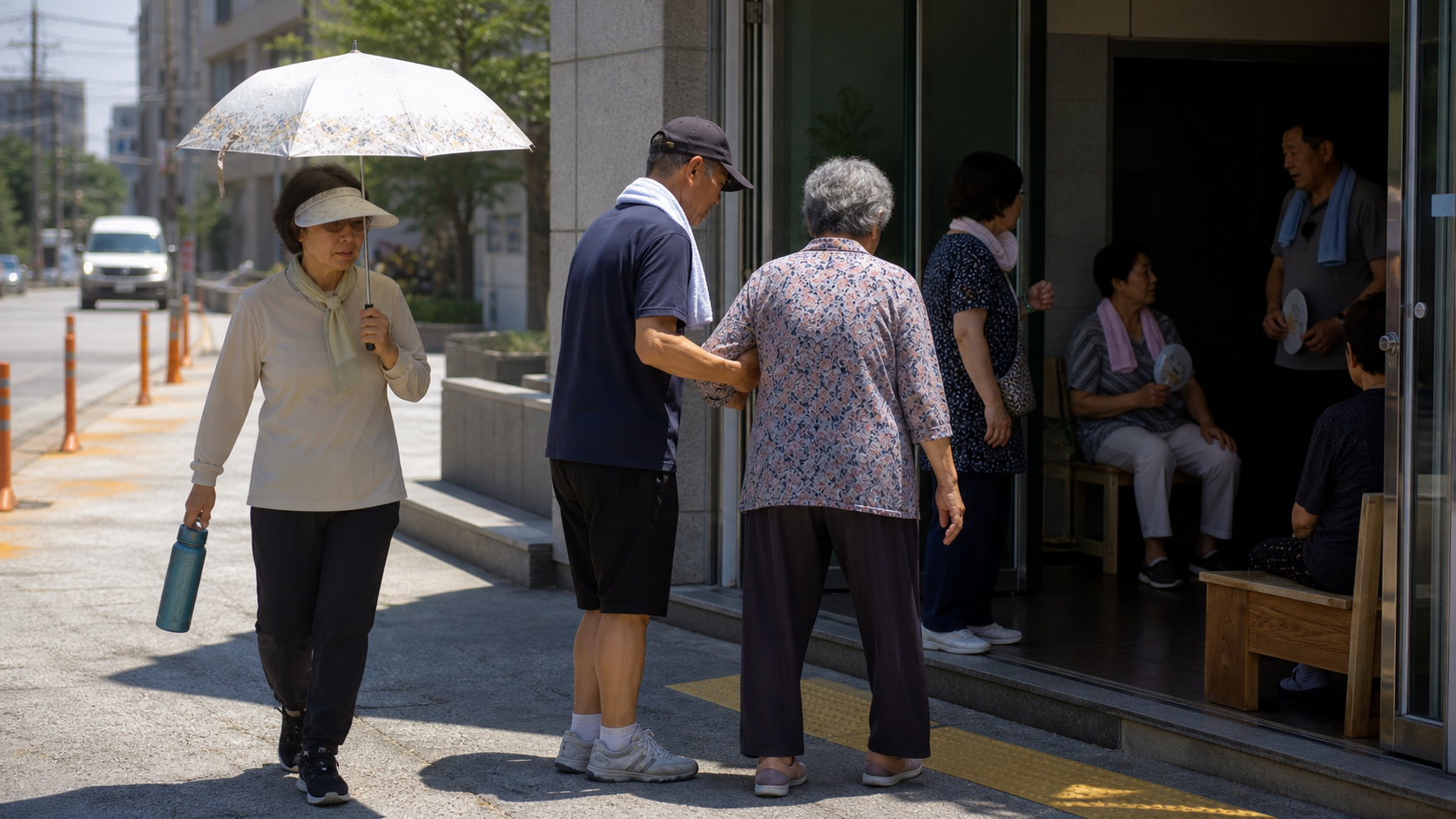 강한 햇빛을 피해 무더위쉼터로 이동하는 시민들의 여름 거리 대표 이미지
