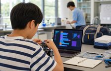 과학실에서 교육용 로봇과 코딩 실습을 준비하는 학생
