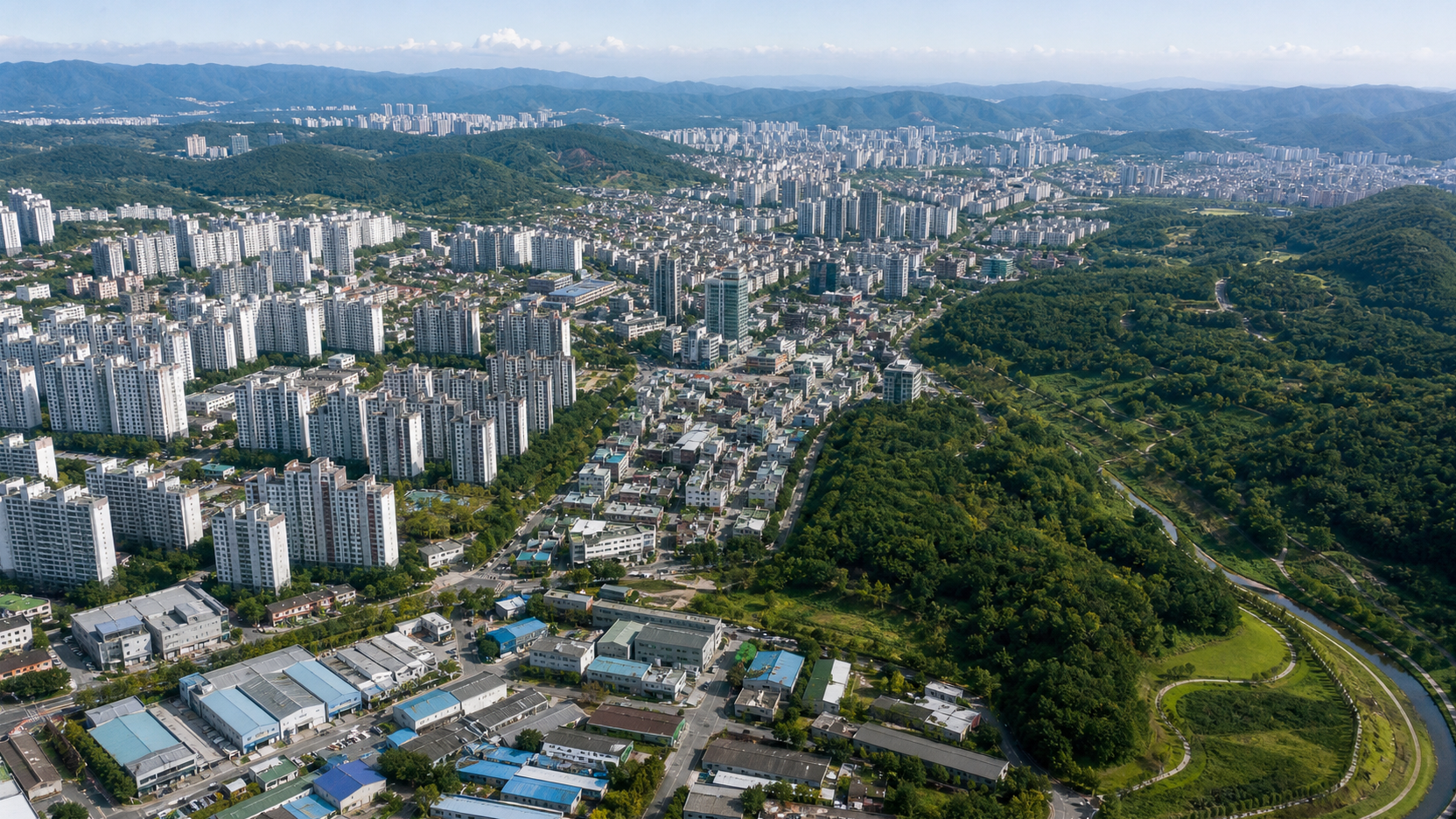 주거지와 상업지, 공원 녹지가 한눈에 이어지는 한국 도시의 높은 시점 풍경